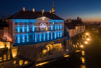 Stenbocki majal on illumineeritud NATO lipp