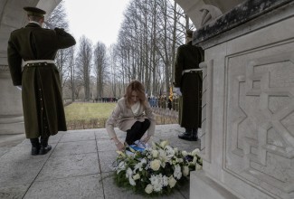 Pärja asetamine kaitseväe kalmistul 16.11.2021