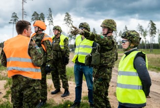 Peaminister Kaja Kallas jälgis koos kindral Martin Heremiga kaitseväe keskpolügoonil lahinglaskmisi.
