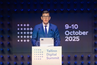 Peaminister seisab puldi taga ja peab kõnet Tallinn Digital Summit avamisel