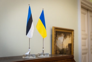 Eesti ja Ukraina lipud Stenbocki majas